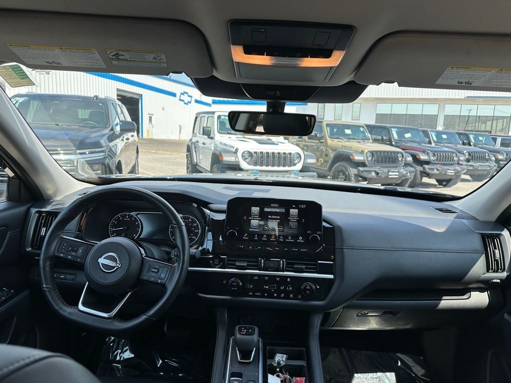 2025 Nissan Pathfinder SL