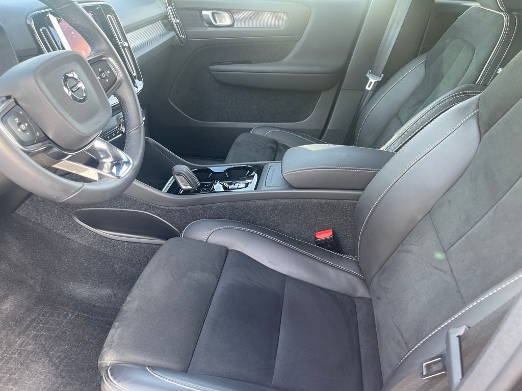 2022 Volvo XC40 R-Design