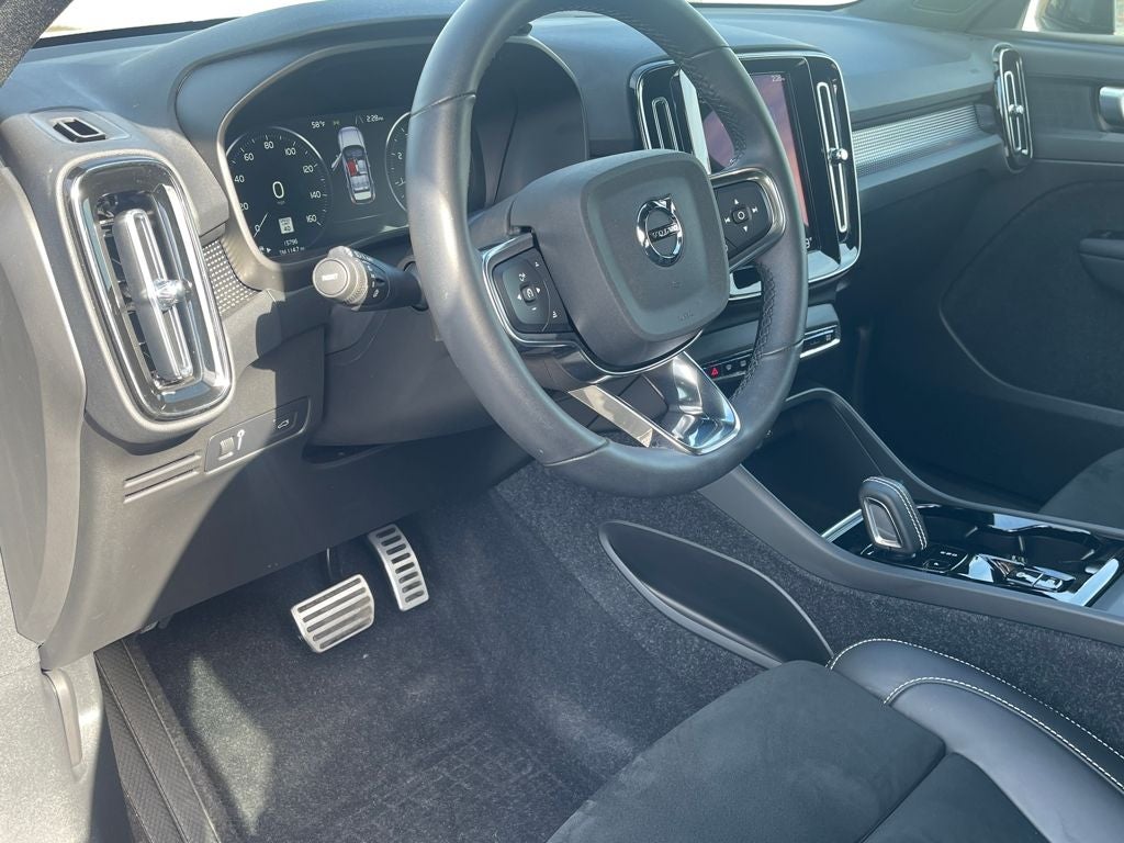 2022 Volvo XC40 R-Design