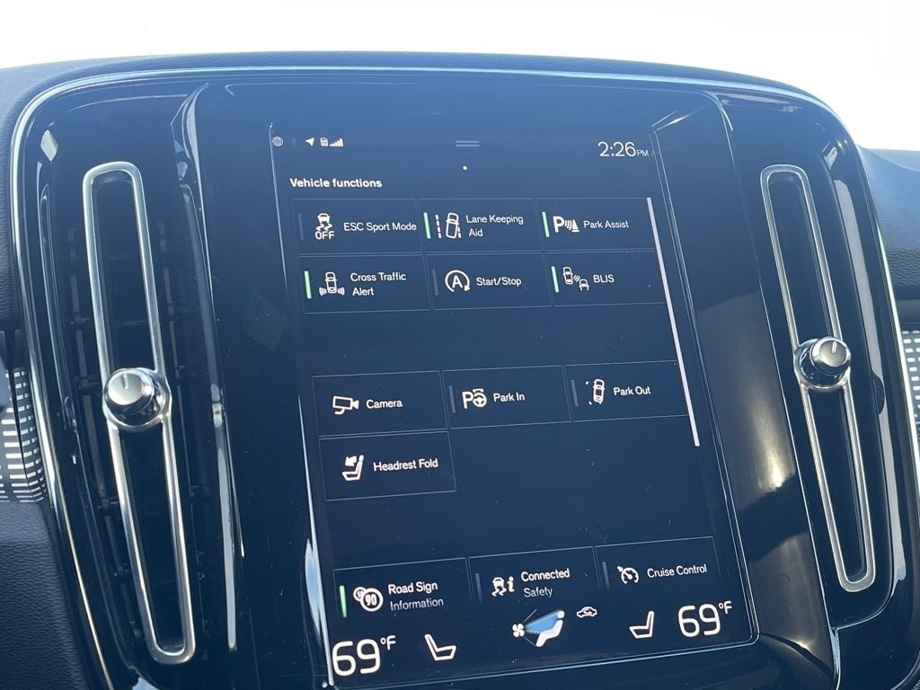 2022 Volvo XC40 R-Design