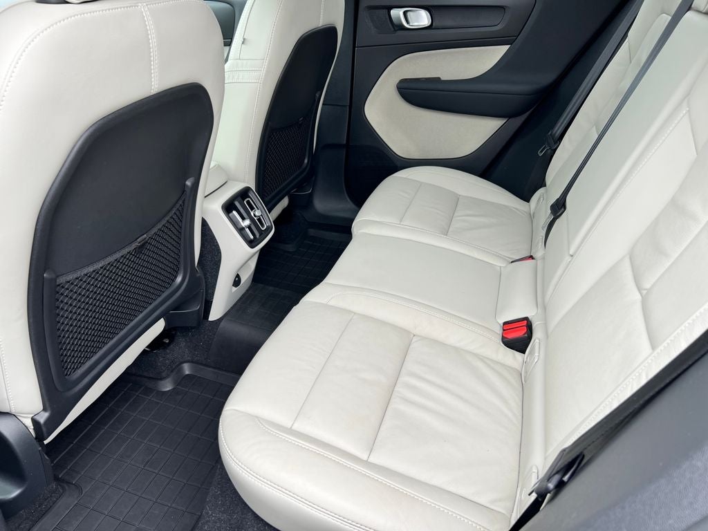 2023 Volvo XC40 B4 Plus Bright Theme