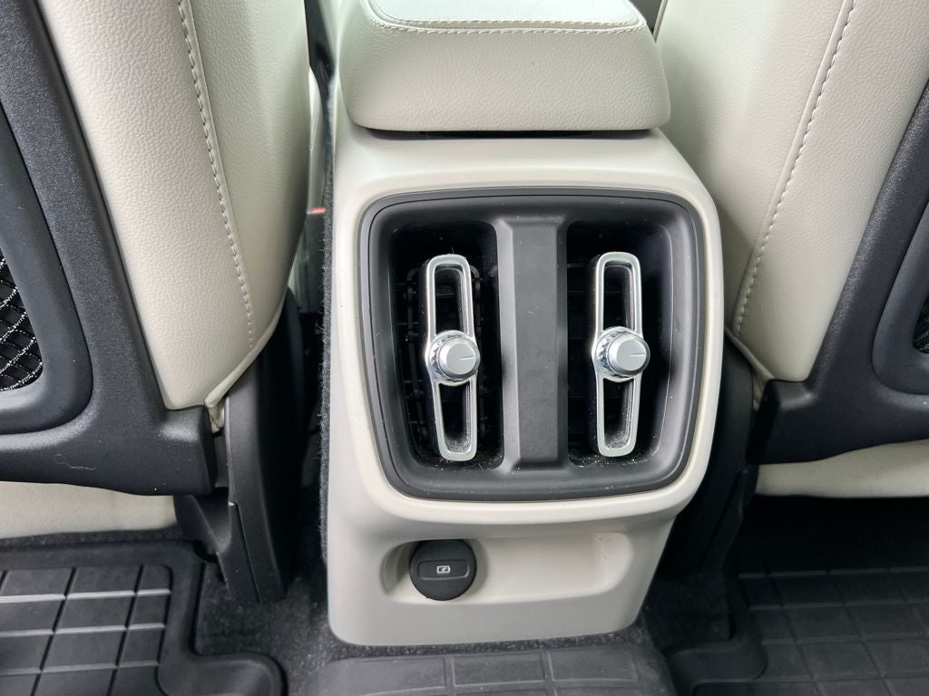 2023 Volvo XC40 B4 Plus Bright Theme