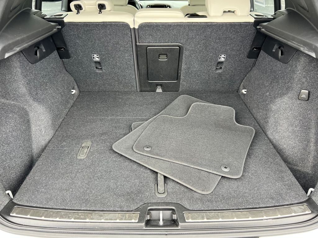 2023 Volvo XC40 B4 Plus Bright Theme