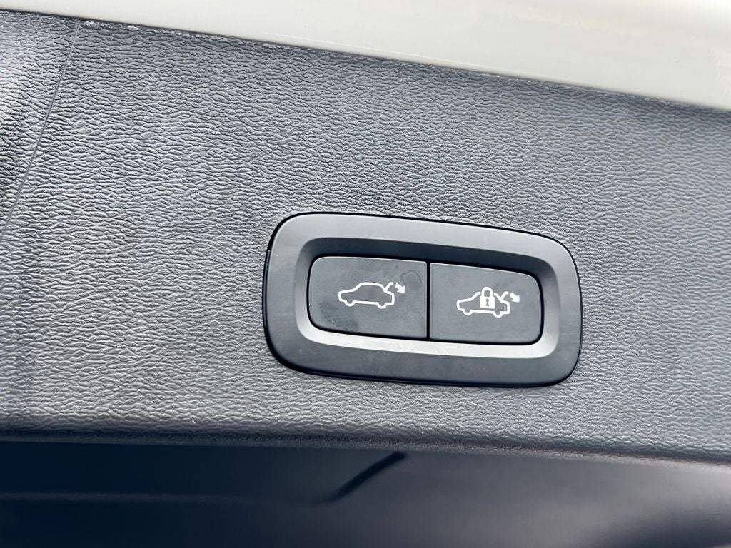 2023 Volvo XC40 B4 Plus Bright Theme