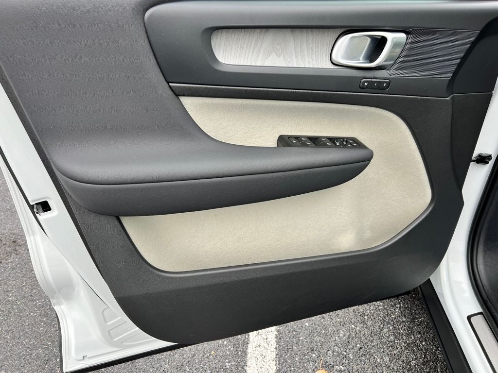 2023 Volvo XC40 B4 Plus Bright Theme