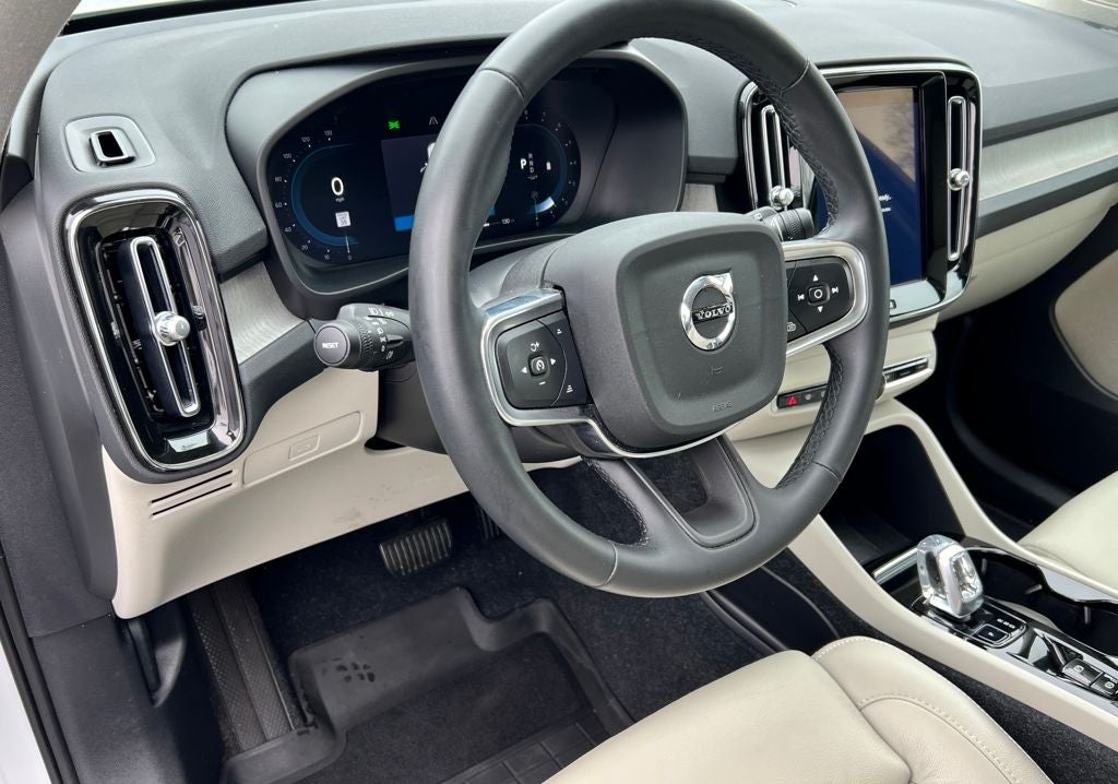 2023 Volvo XC40 B4 Plus Bright Theme