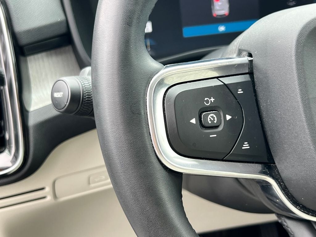 2023 Volvo XC40 B4 Plus Bright Theme