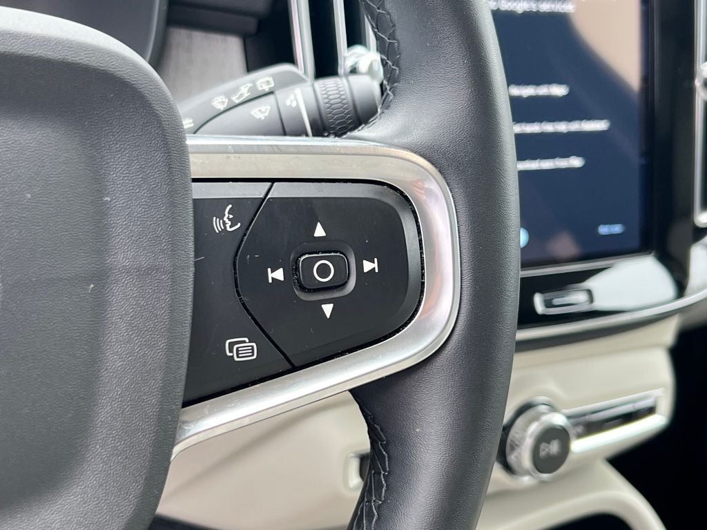 2023 Volvo XC40 B4 Plus Bright Theme