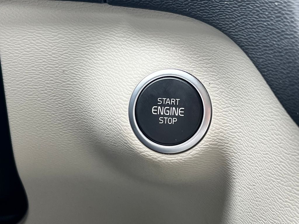 2023 Volvo XC40 B4 Plus Bright Theme