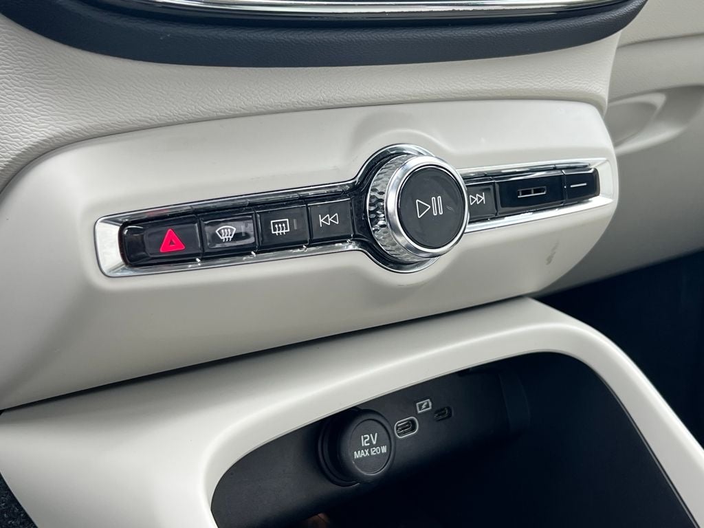 2023 Volvo XC40 B4 Plus Bright Theme
