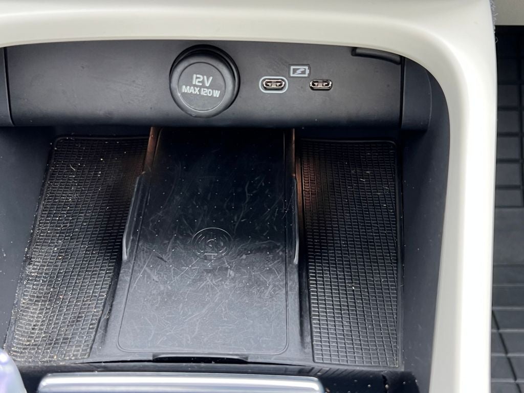 2023 Volvo XC40 B4 Plus Bright Theme