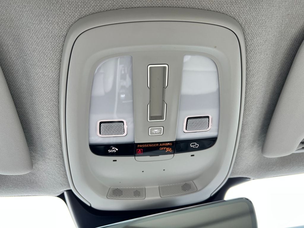 2023 Volvo XC40 B4 Plus Bright Theme