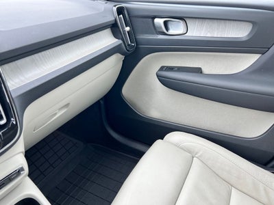 2023 Volvo XC40 B4 Plus Bright Theme