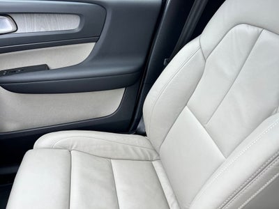 2023 Volvo XC40 B4 Plus Bright Theme