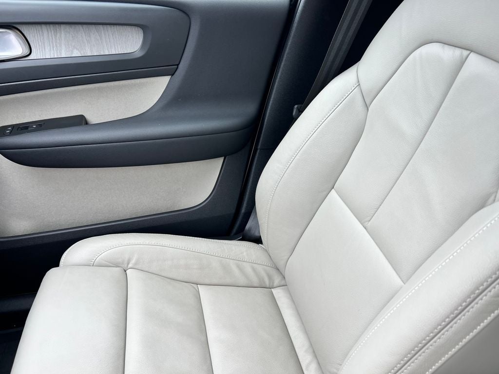 2023 Volvo XC40 B4 Plus Bright Theme