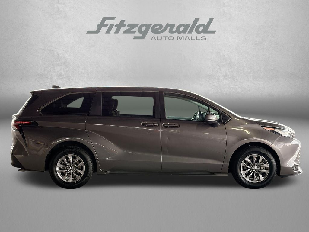 2024 Toyota Sienna LE 8 Passenger
