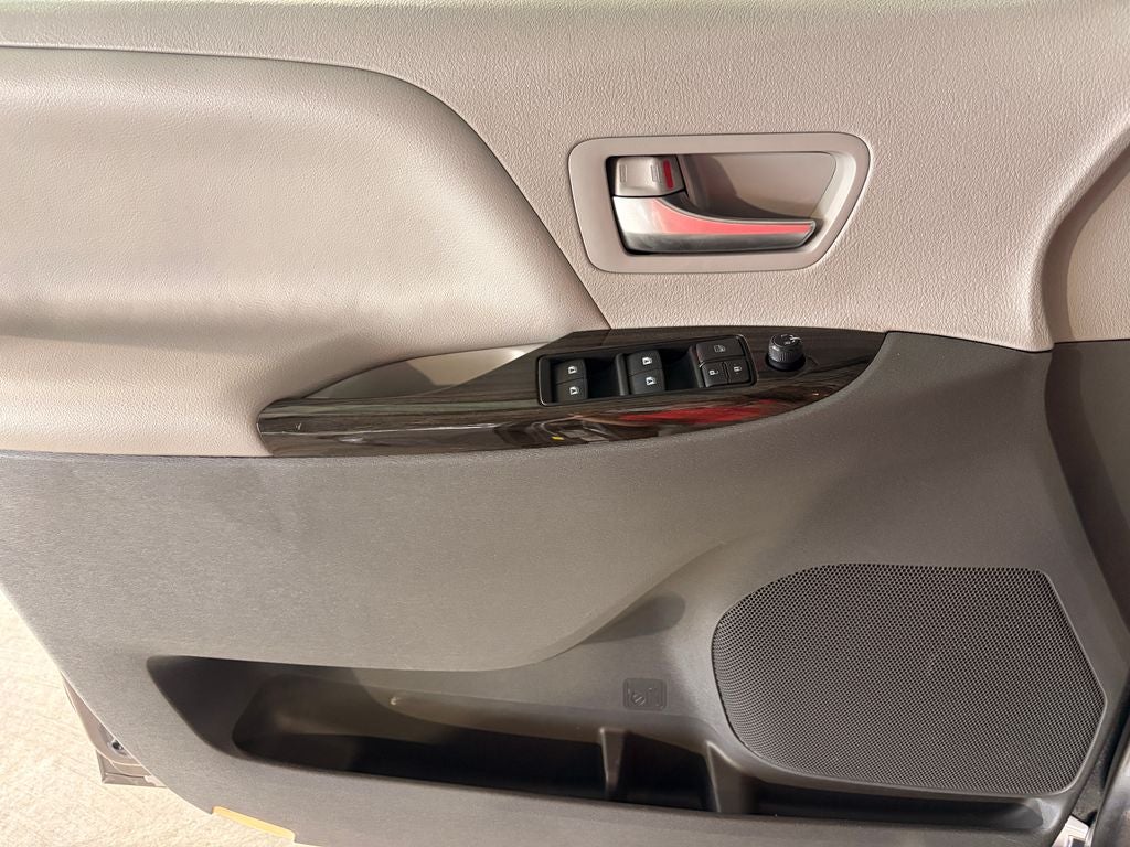 2019 Toyota SIENNA XLE 3.5L XLE 8 Passenger
