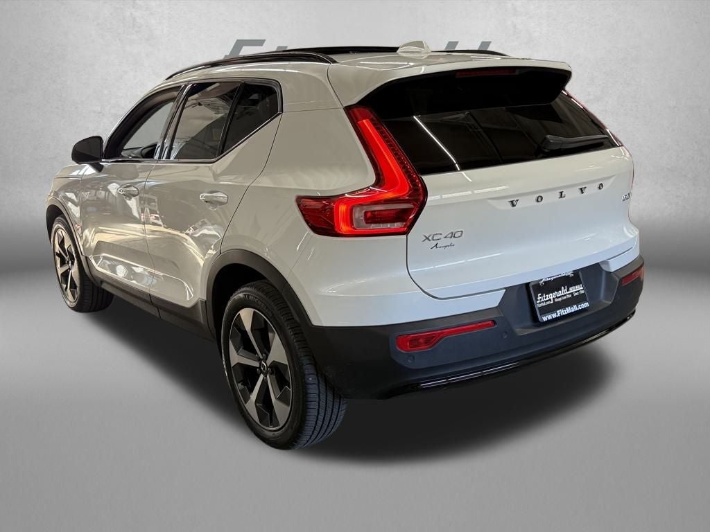 2025 Volvo XC40 B5 Plus Dark Theme