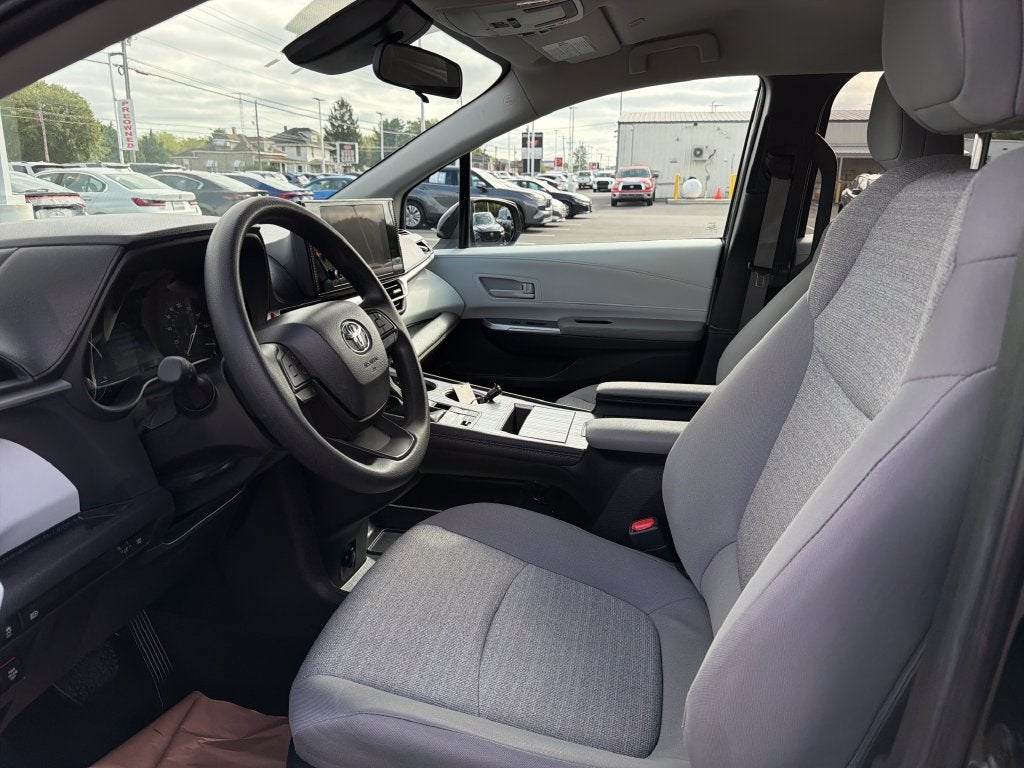2025 Toyota Sienna LE 8 Passenger