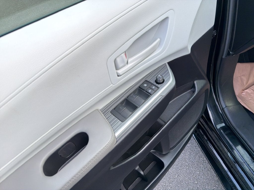 2025 Toyota Sienna LE 8 Passenger