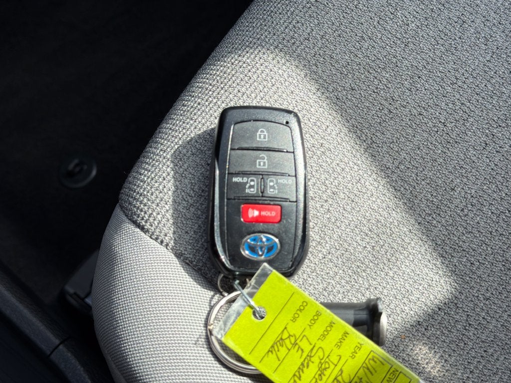 2025 Toyota Sienna LE 8 Passenger
