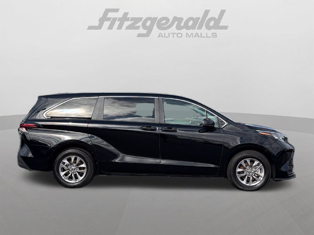 2025 Toyota Sienna LE 8 Passenger