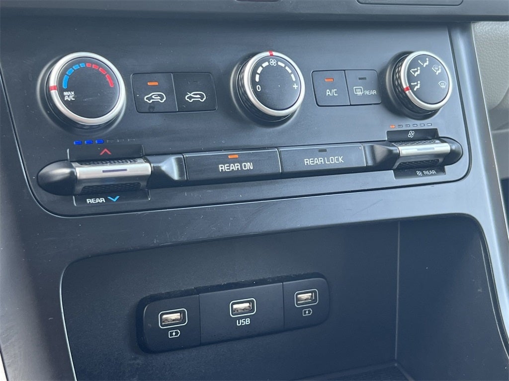 2023 Kia Carnival LX