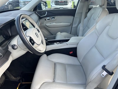 2020 Volvo XC90 T6 Momentum