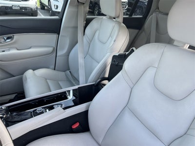 2020 Volvo XC90 T6 Momentum